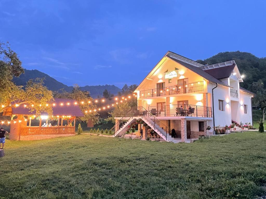 Pensiunea Hai In Maramures Bîrsana Esterno foto
